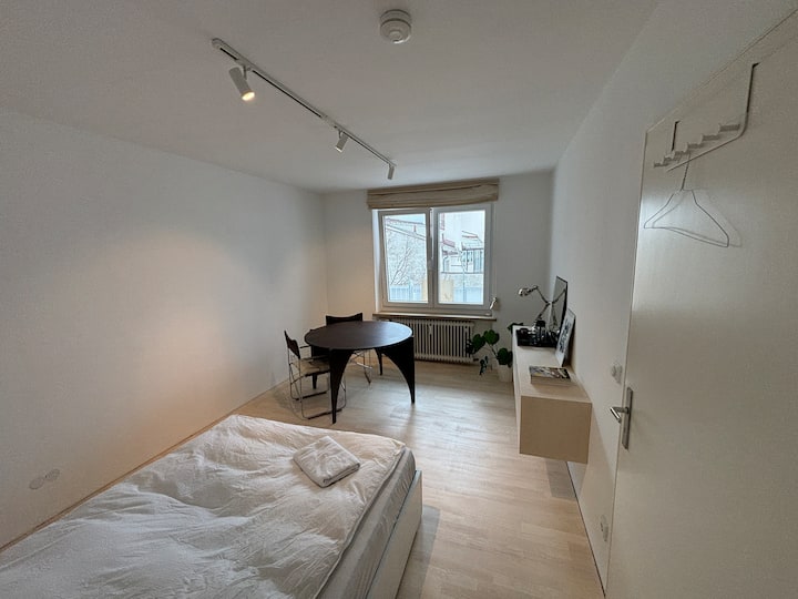 Dhomë e ndritshme drejt oborrit të pasmë të ndërtesës. Shumë i qetë, pothuajse pa zhurmë, ballkon përballë dhomës. Perde për privatësi, radiator të fortë dhe dritë të zbehtë.