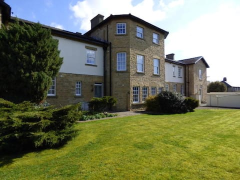 Successful Airbnb property: Stylish ground floor apt. Garden, private parking in North Yorkshire
