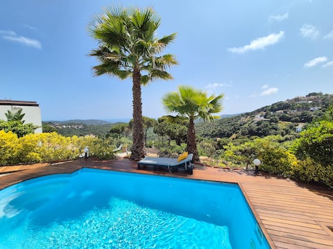 Villa with pool and pristine sea views