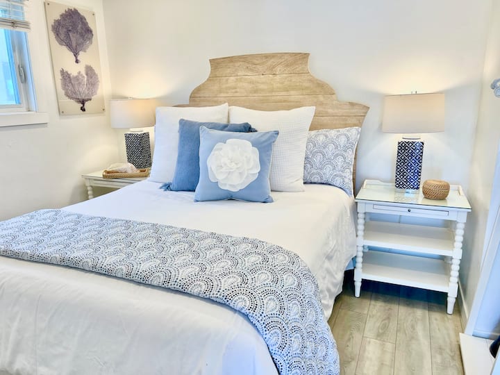 ห้องนอนที่ 1 พร้อมเตียงควีนไซส์และห้องน้ำ