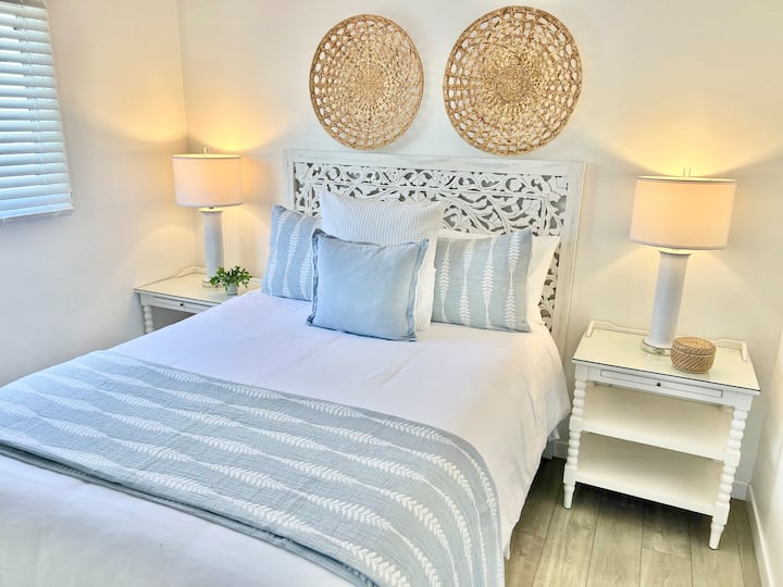 "ห้องนอนชั้นบนมีวิวทะเล เตียงควีนไซส์หรูหรา ผ้าปูที่นอนนุ่มๆ และการตกแต่งสไตล์ชายฝั่งที่สงบ เหมาะสำหรับการพักผ่อนหลังการผจญภัยที่ชายหาด"