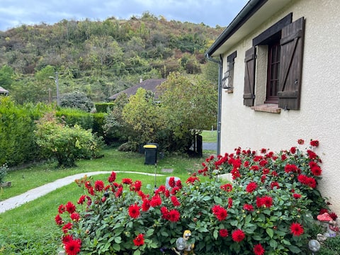 House surrounded by greenery, at the foot of Château Gaillard