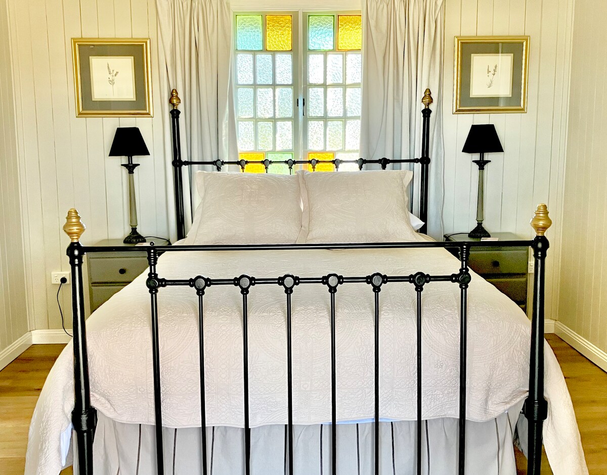 เตียงเหล็กโบราณที่ได้รับการบูรณะใหม่สุดโรแมนติ