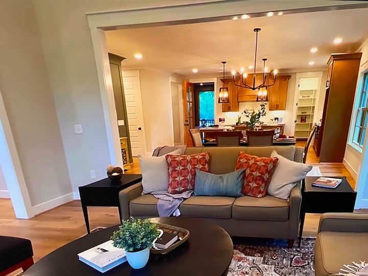 A Spacious House With A Large Bed - Oceanside, CA