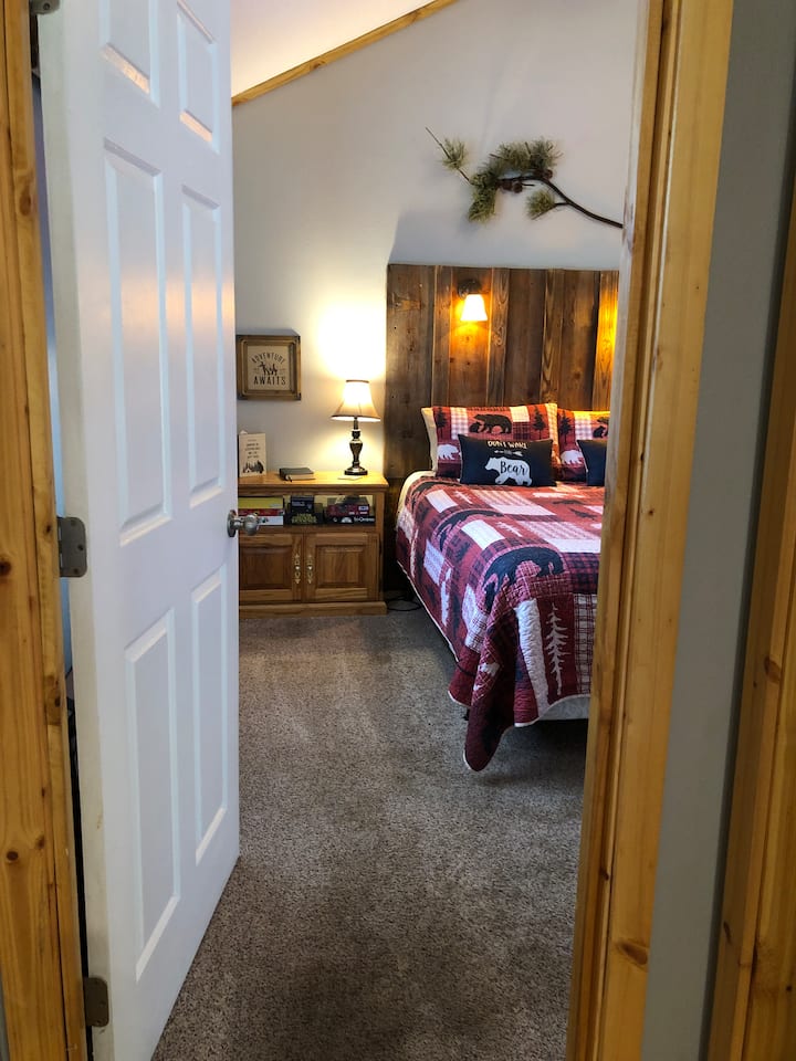 Bedroom with queen size bed