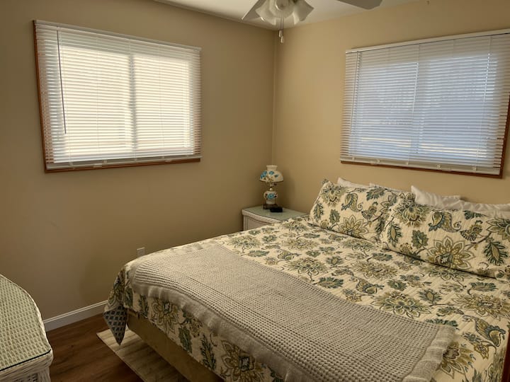 Პირველი სართული საძინებელი დიდი საწოლით. Აბაზანა-ტუალეტი საძინებლის კარის გარეთ.