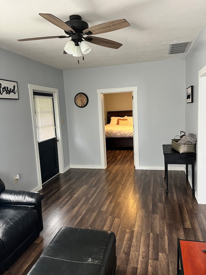 Cozy And Quiet With Many Amenities! Close To Crane - Indiana