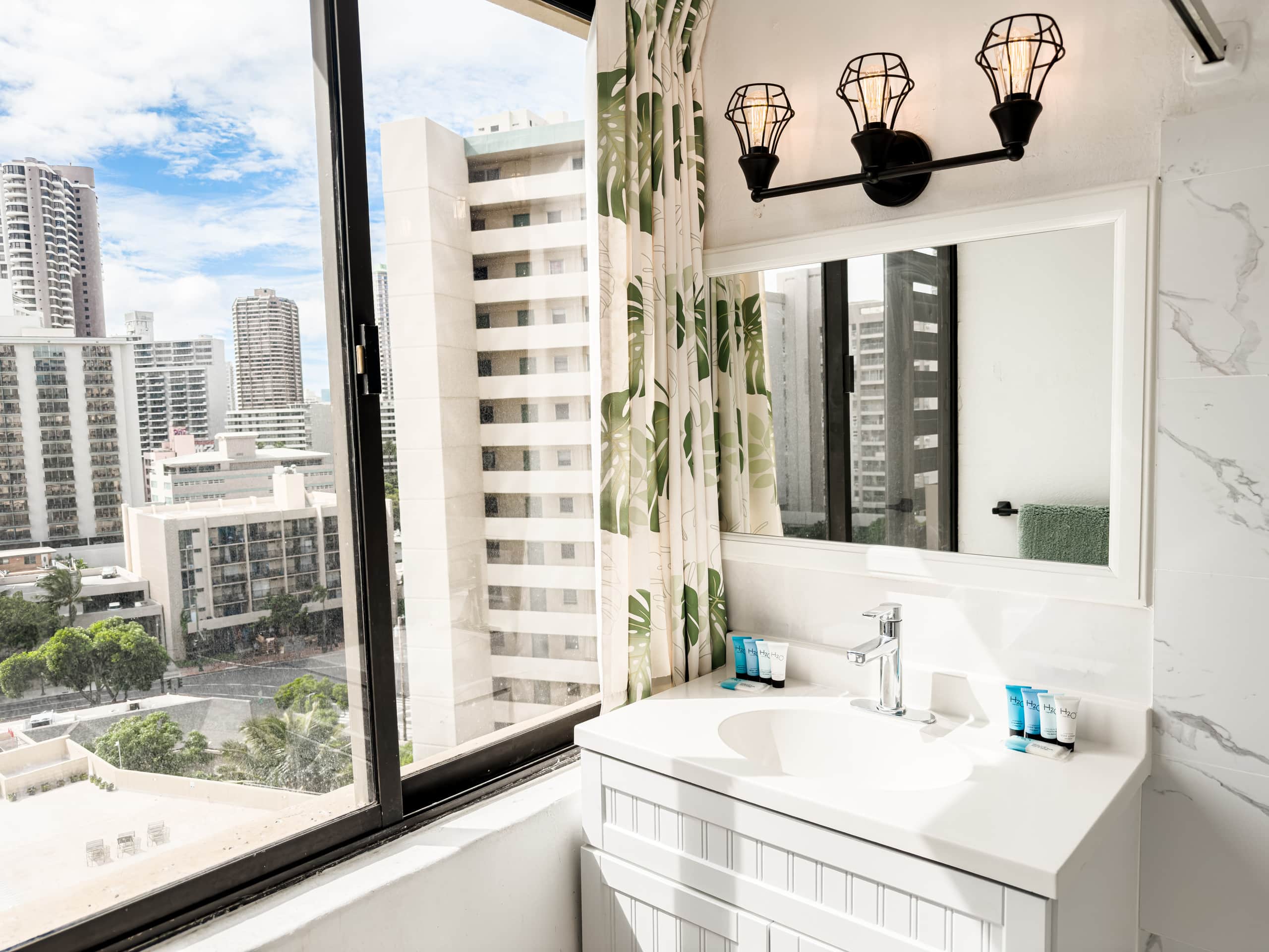 Condo in Honolulu · ★4.74 · Studio · 1 bed · 1 bath - Image 8