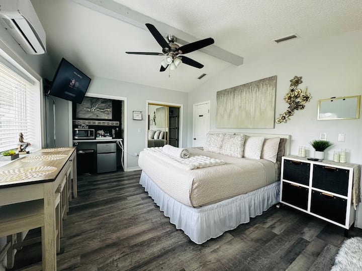 King Suite Retreat | Jacuzzi, Wifi, Private Entry - Spring Hill, FL