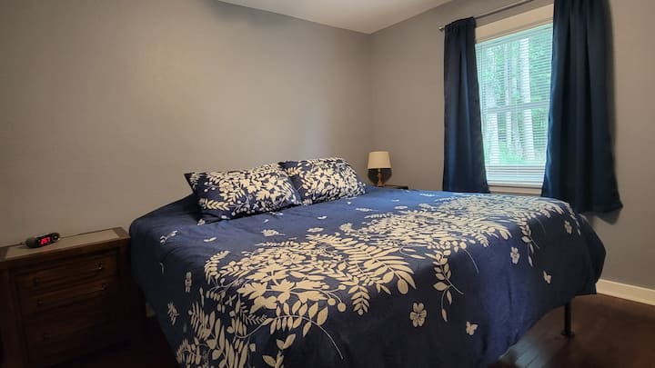 El dormitorio 2 tiene una cama tamaño king.
