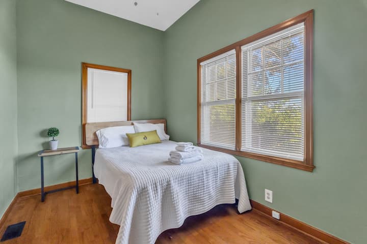 Retiros tranquilos con suelos de madera originales, paredes de color verde salvia y ropa de cama de calidad. Barrio tranquilo que garantiza un sueño reparador, a solo 5 minutos del centro de la ciudad.