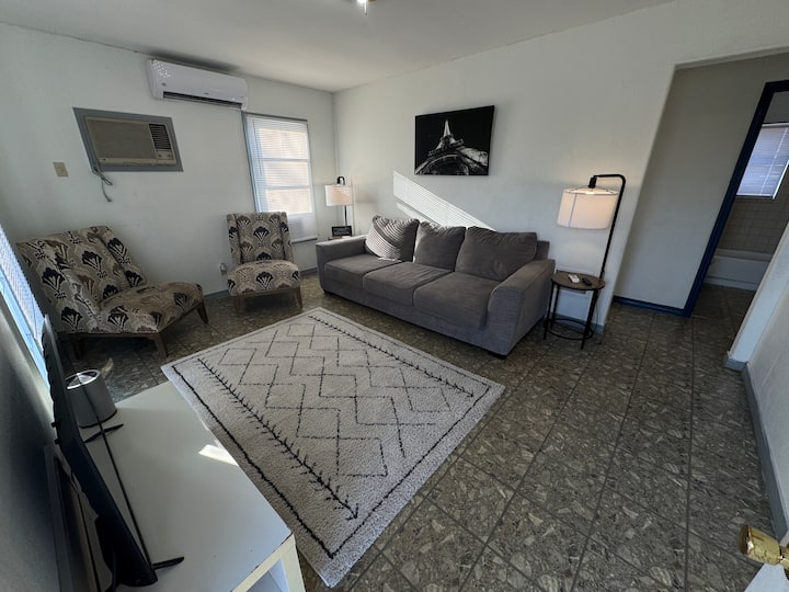 Little House 6 Minutes From Downtown - Alamo Heights, TX