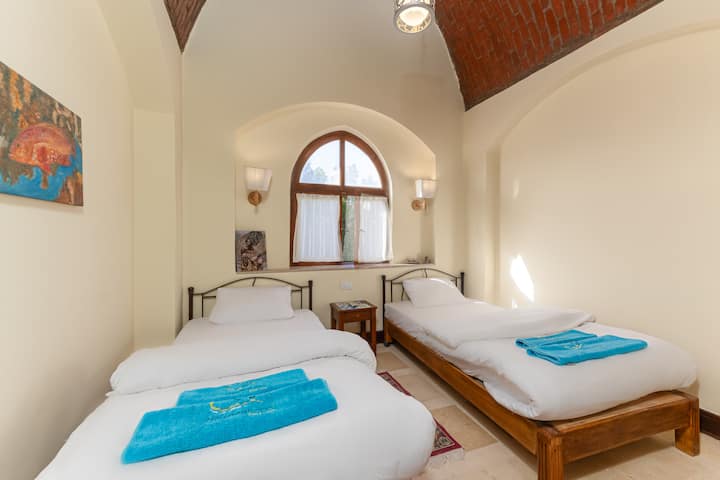 Bedroom with twin beds 