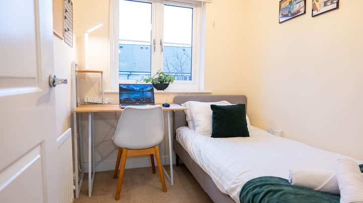 Single bedroom / office space 