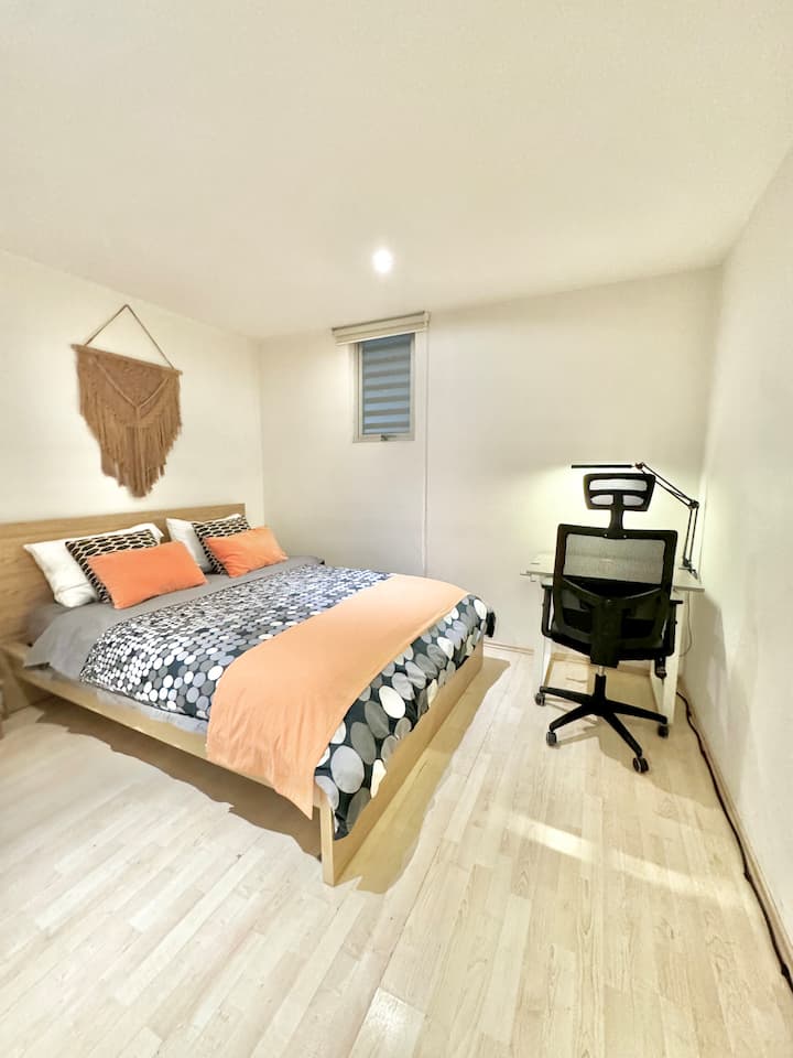 מיטת קווין עם שולחן