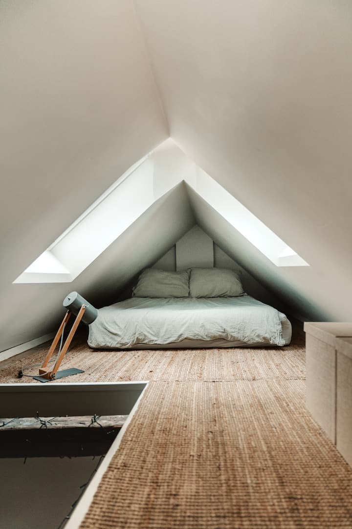 Лофт - достъпът е чрез стълба. Не е възможно да се изправите и да не сте подходящи за деца, но е много популярно сред тийнейджърите или за групи, които биха искали да спят отделно.