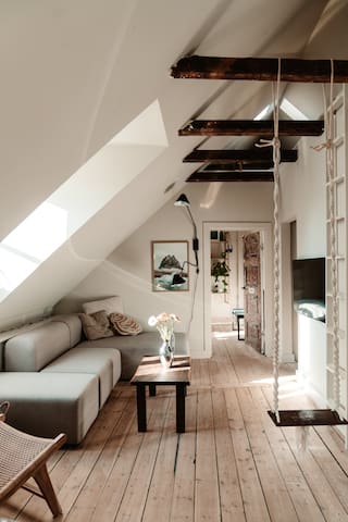 Cosy loft apartment w. private rooftop in hip area