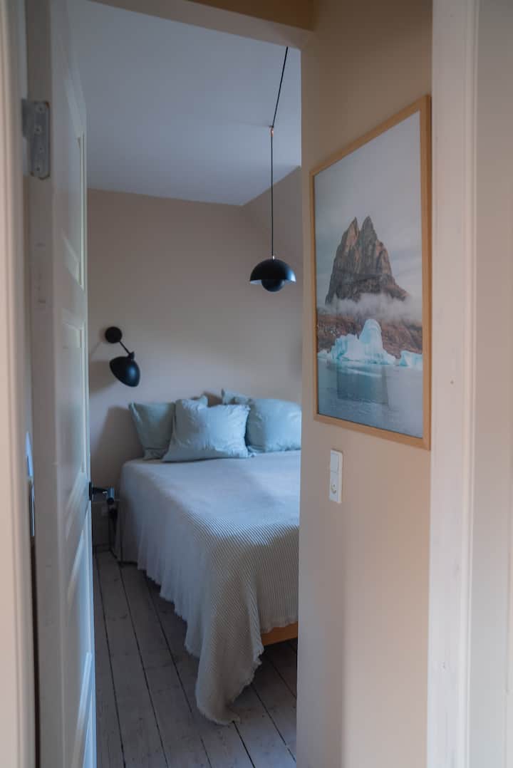 Главната спалня има двойно легло (160 см x 200 см) и директен достъп до частния покрив 