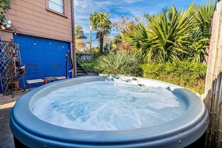 Tropical Sunset Bungalow w/ Hot Tub & Pool