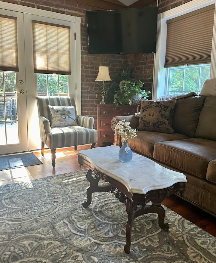 Spoke And Thistle Cottage, Free Parking. Sleeps 2 - Tryon, NC