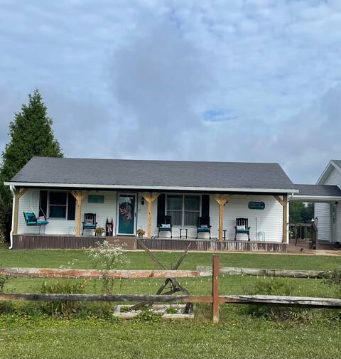Dorothy's Country Cottage is a cozy 2 Bd/1Ba home.