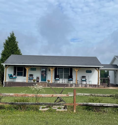 Dorothy's Country Cottage is a cozy 2 Bd/1Ba home.
