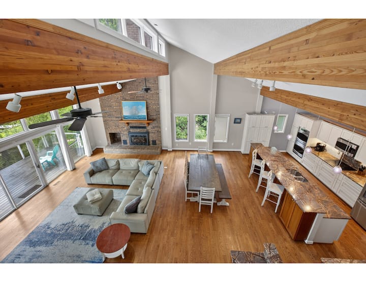 Lakeview Hideaway.   Large Lakefront Home. - Lake of the Woods, VA