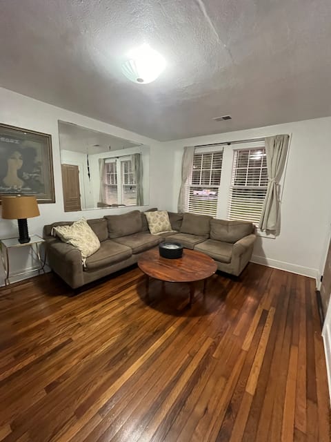 Super Clean Charming Home, No Smoking or Pets