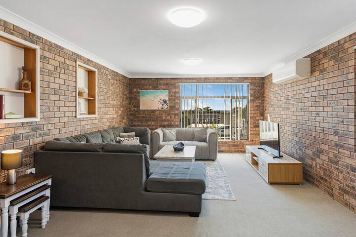 Seaview Escape: Beach Family Getaway With Games - Wollongong