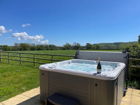 A peaceful countryside bolt hole with Hot Tub