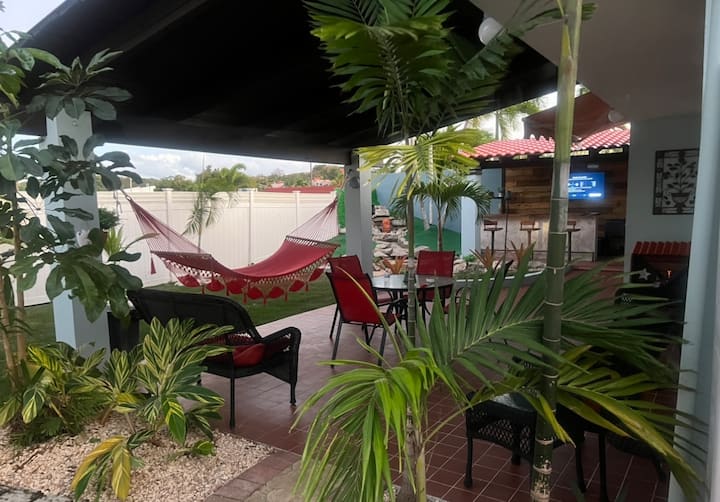 4BR Beach House+ golf cart+ Patio Bar+ Plunge Pool