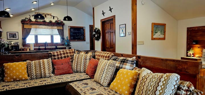 הספות המובנות מספקות מקום להירגע או מיטות נוספות לישון עליהן.