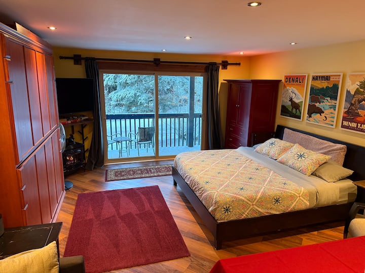 Delightful Condo 2 Minute Walk To Chair Lift! - Alyeska, AK