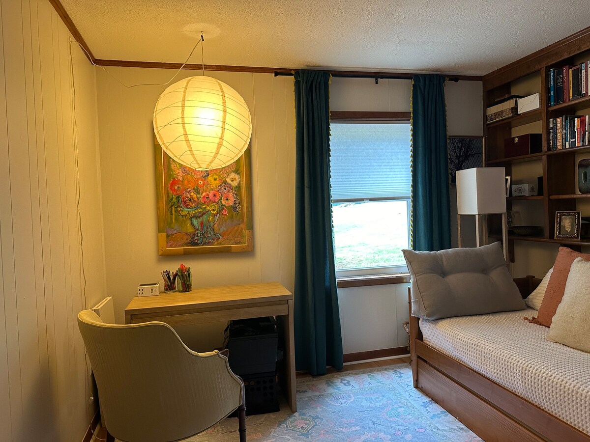 U spavaćoj sobi/uredu u prizemlju nalazi se pomoćni krevet (dva blizanca) i prostor za rad s radnim stolom. Zatražite posteljinu ako planirate upotrijebiti ruksak. 