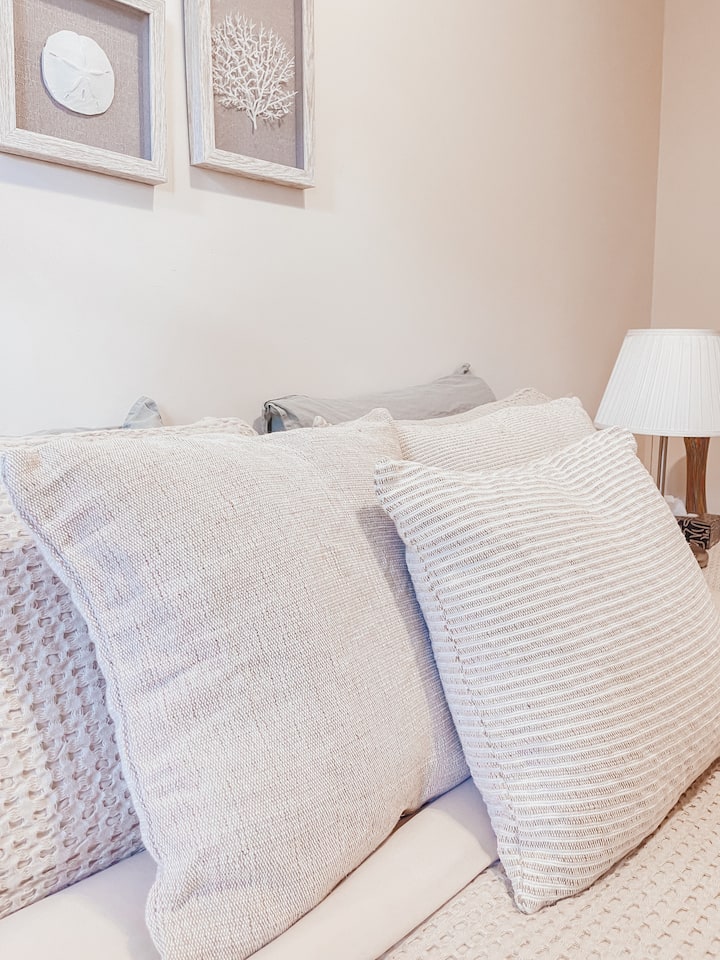 Queen size bed - high-end linens and decor pillows