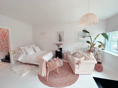 Successful Airbnb property: Cozy Coach House (street level - free parking) in K W Hospital