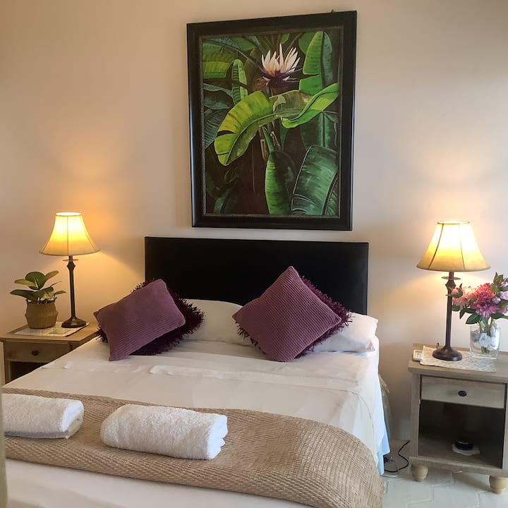 เตียงควีนไซส์ที่สวยงาม สะดวกสบาย และอบอุ่น 