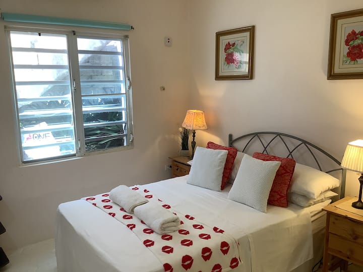 ห้องนอนนี้มี 'สวนลับวันเลิฟ' อยู่นอกหน้าต่าง ทำให้รู้สึกเหมือนอยู่ในสวน