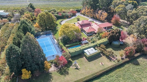 Snowline. Pool, Spa & Tennis Court. Orange NSW.