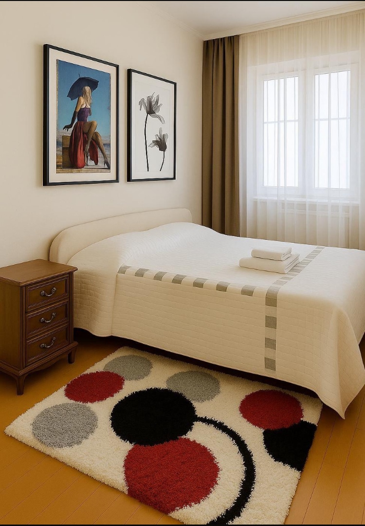 Pohodlná manželská posteľ, čistá posteľná bielizeň, pohodlné prostredie na spanie.