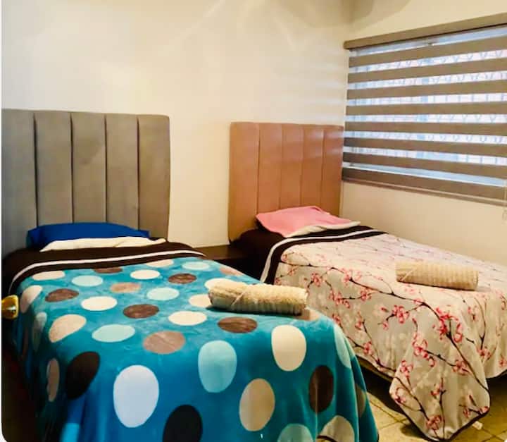 חדר שינה יפהפה 
יש בו 2 מיטות יחיד 
מצעים בהתאם לעונה (חורף או קיץ) 
ארון גדול מאוד 
וילון מודרני 
מגבות רחצה