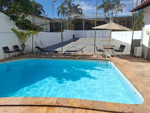 House in Pampulha in a great location with heated pool, court, sauna, barbecue area and en-suites wi