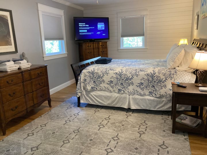 Пространата главна спална соба има брачен кревет (широк 150-179 см), паметен телевизор ROKU, големи гардеробери, плакар обложен со кедар и сопствена приватна бања. 