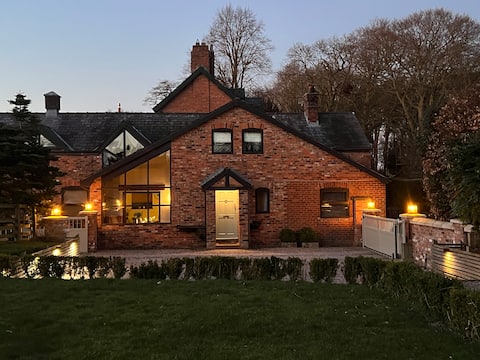 Corner House - The Leafy Cheshire Cottage