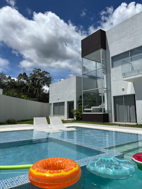 Luxury House: Bar, Pool, Jacuzzi and more