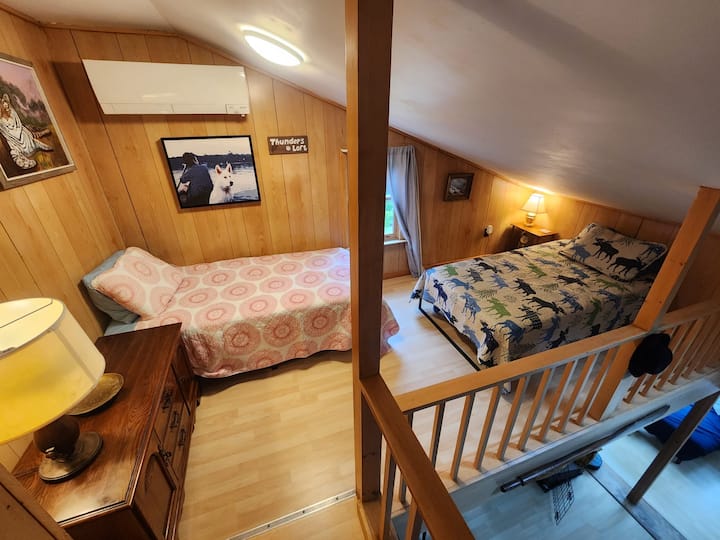 Thunder 's Loft cuenta con dos camas individuales con vistas al resto de la casa. ¡También es la habitación más genial si estás ejecutando el aire acondicionado!