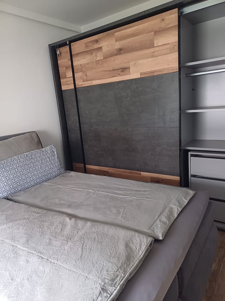 Čeka vas krevet s oprugama 
1,60 x 2,00 m 