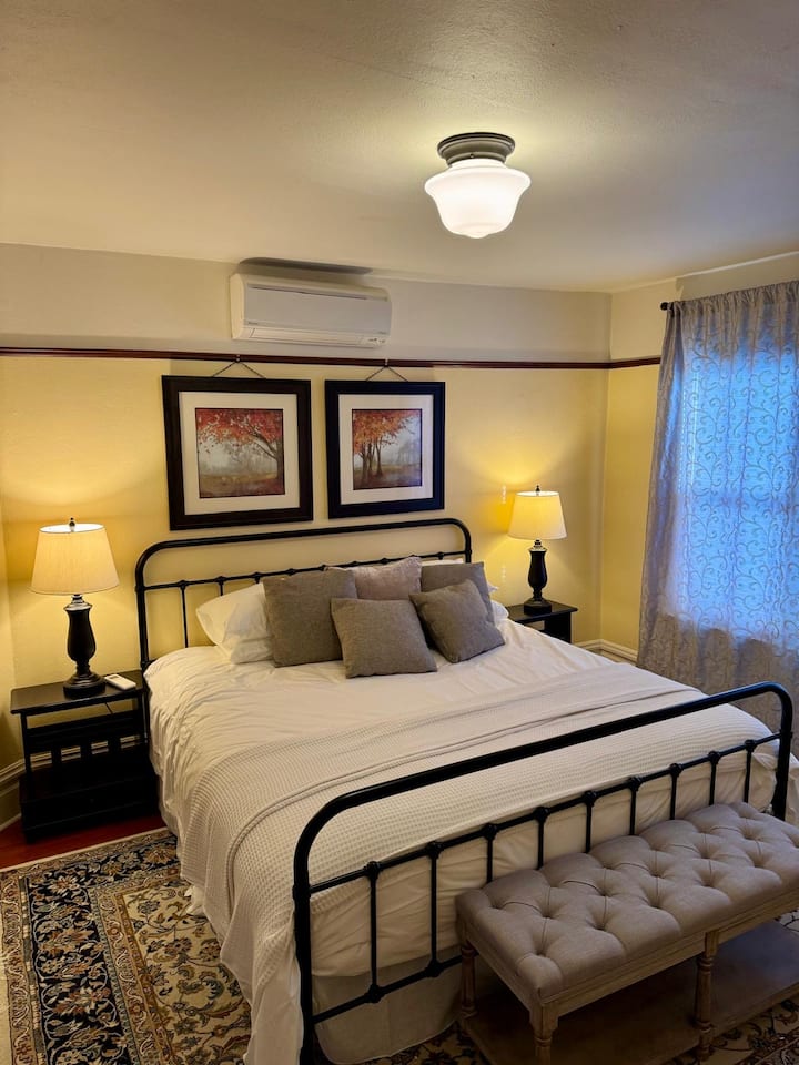 เตียงขนาดคิงไซส์เครื่องนอนดีลักซ์และหมอน 