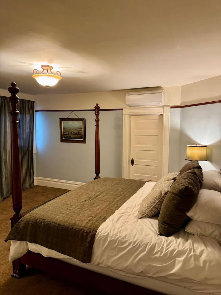 ห้องนอนหลักพร้อมเตียงคิงไซส์ 4 หลัง