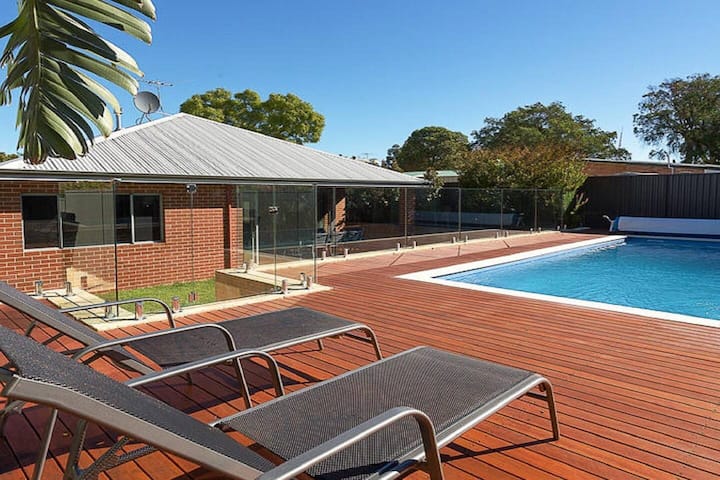 Rivervale Retreat: Spacious Family Living